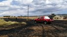 Els bombers extingeixen un incendi en un camp de Sangosta