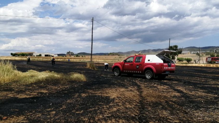 Els bombers extingeixen un incendi en un camp de Sangosta