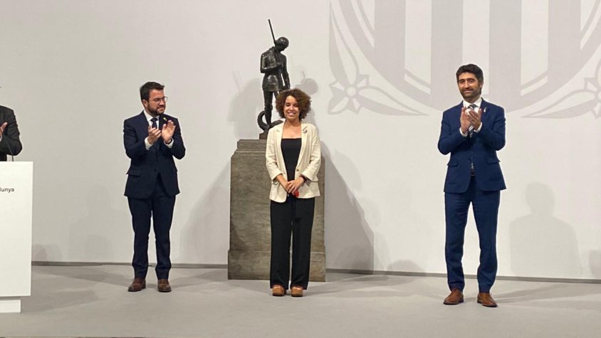 Laia Cañigueral, entre el president i el vicepresident del govern en l'acte d'avui