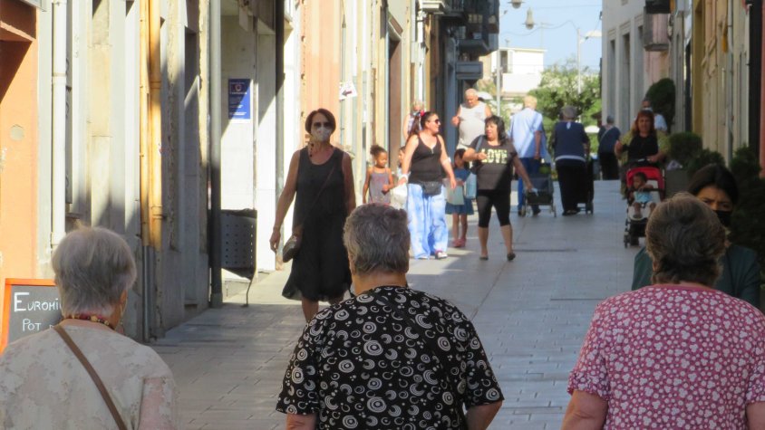 Gent passejant -amb mascareta i sense- aquest matí pel carrer de les Barraquetes