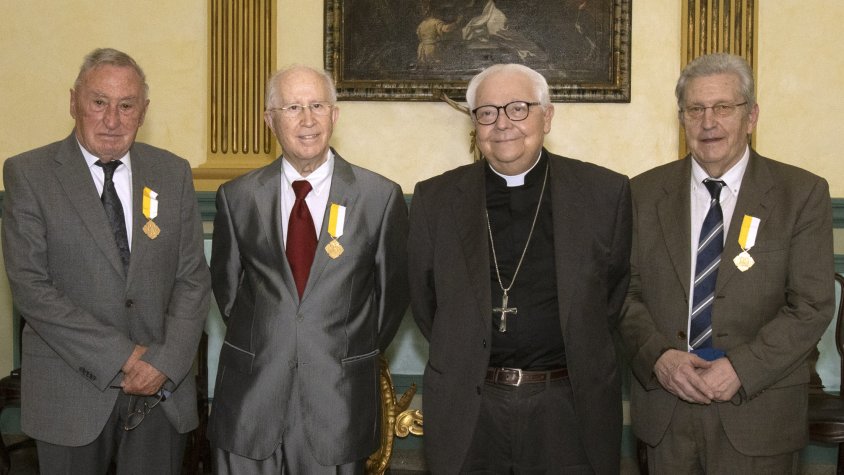 A la fotografia (d'esquerra a dreta): Josep Víctor Gay, Robert Xifre, el Bisbe de Girona Francesc Pardo i Rafel García