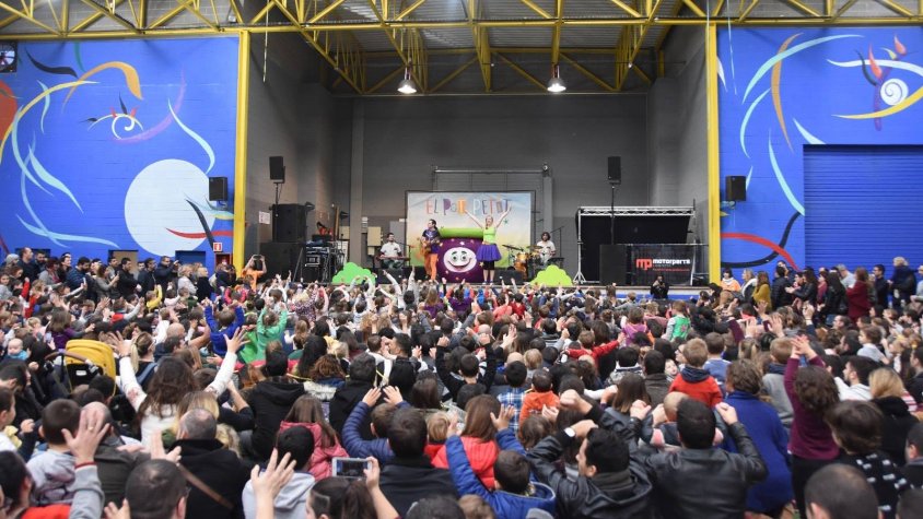 Un moment de l'actuació de "El pot petit" al pavelló polivalent