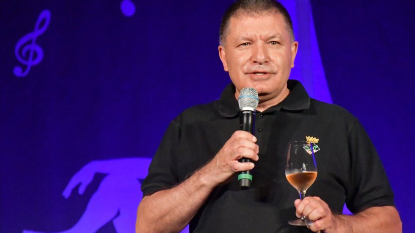 Quim Cadanet, organitzador del festival que inclou una copa de vi a l'entrada
