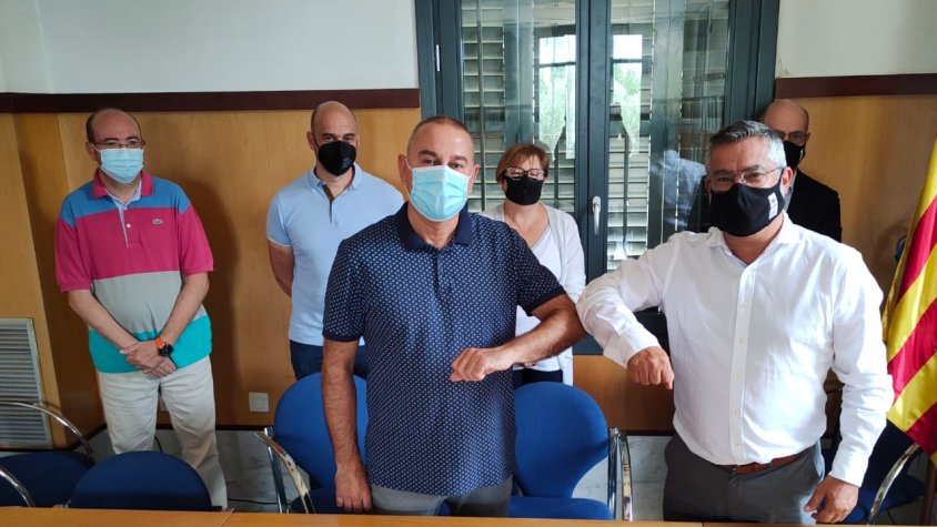 Signatura del conveni amb  l'alcalde de Cassà, Robert Mundet, i el cap del departament de Persones del Grup Bon Preu, Albert Aranda.