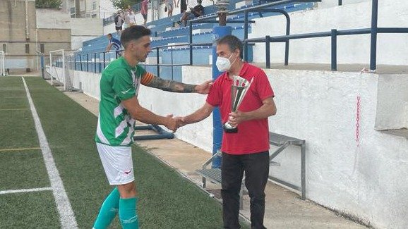 El president Miquel Clapés entrega el trofeu al CE Besalú