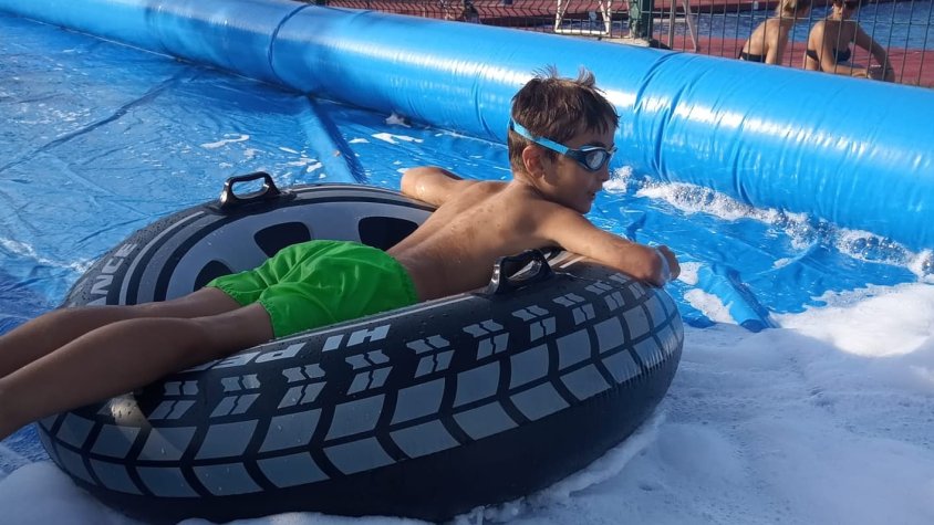 Un tobogan gegant per tancar la temporada d'estiu a la piscina