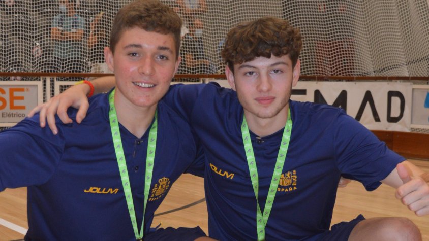 Els dos jugadors cassanencs, amb la Copa d'Europa