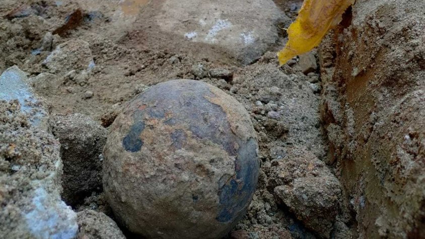 En primer terme, l'artefacte trobat a  les obres