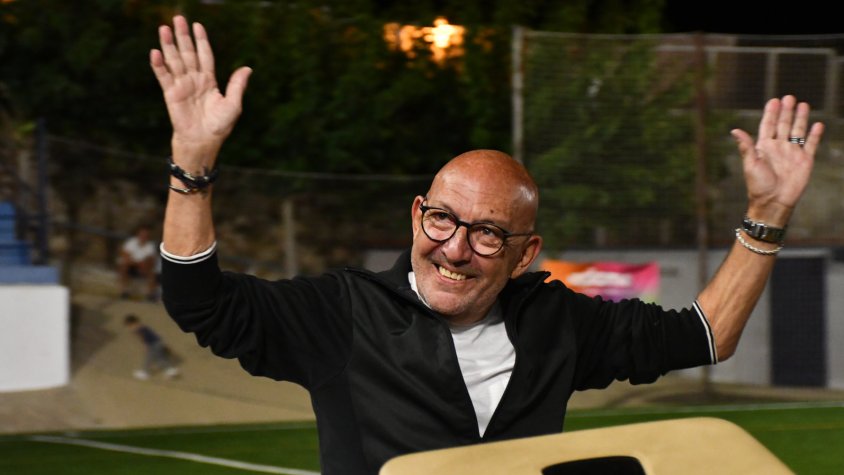 En Pitxi Mestres ha rebut l'ovacio dels afeccionats pels seus anys de dedicació al futbol i al Cassà