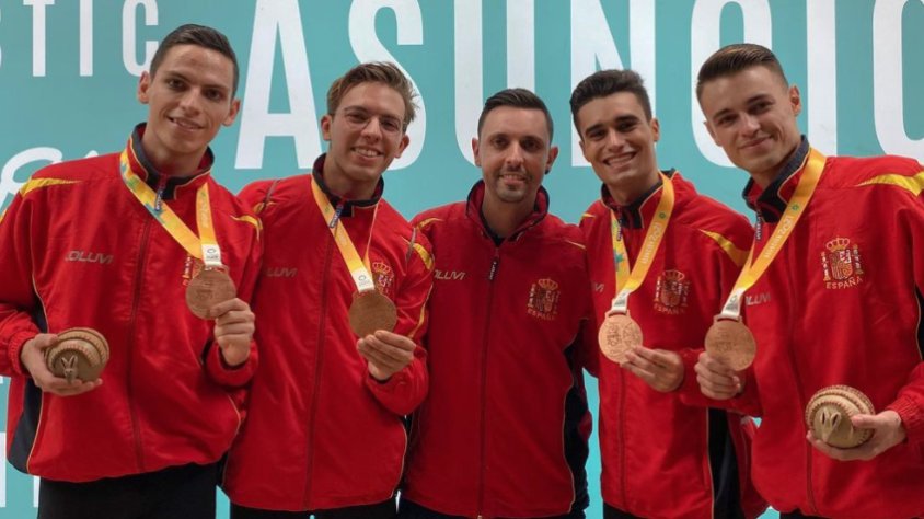 El grup de Cunit; a l'esquerrra, David Canyet, amb la medalla de bronze