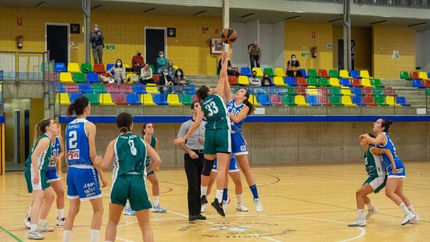 Salt inicial del partit entre el Foment i el Cerdanyola, de bàsquet femení de 1a catalana