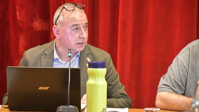 L'alcalde, amb el nou recipient de recollida d'oli domèstic