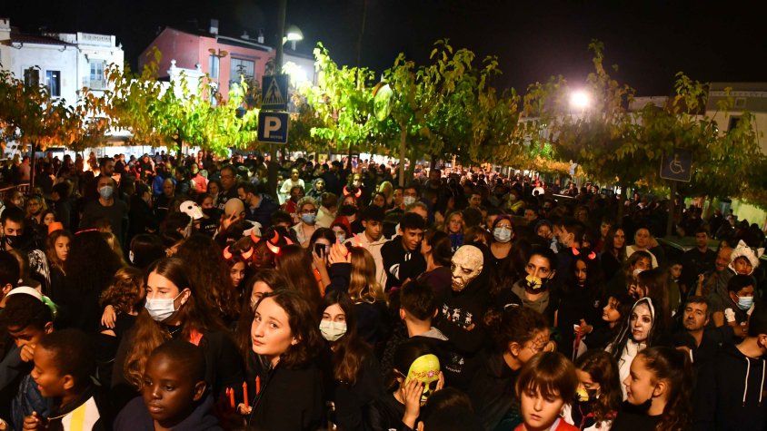 Molta expectació a la plaça de la Coma a l'hora de l'inici de l'espectacle