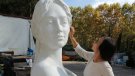 Una escultura de Ció Abellí, a la rotonda de la font de Caldes