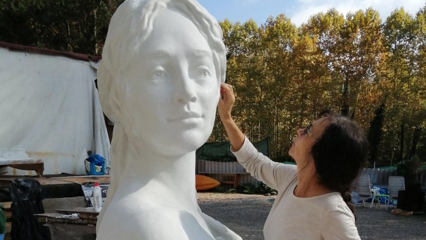 Tota la figura, recent sortida del motlle, amb l’escultora Ció Abellí començant a polir-la