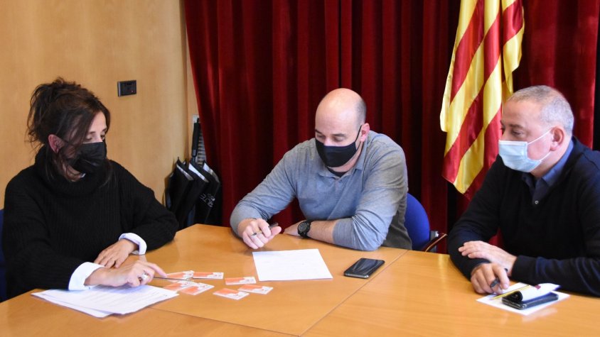 Reunió de treball entre l’alcalde, Robert Mundet, el regidor de promoció econòmica, Joan Casabó i la tècnica de l'àrea, Dolors Roset, després d’obrir el període de sol·licitud de les subvencions