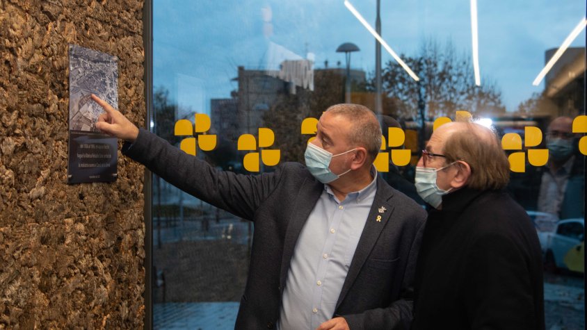 Robert Mundet i el director general de Bon Preu contemplen el plafó que recorda l'antiga fàbrica Reliable