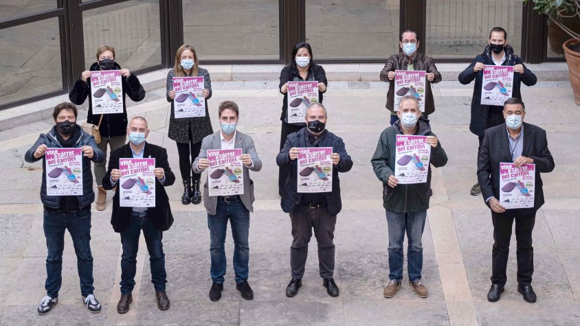 Els alcaldes per on passarà  i els organizadors de la prova, amb el cartell