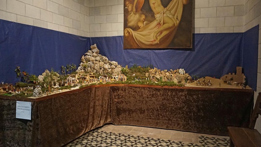 Visió general i diferents detalls del pessebre instal·lat a l'església de Cassà
