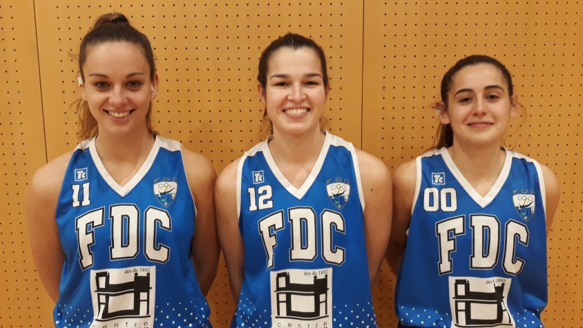 Tres jugadores cassanenques del primer equip de primera catalana sènior femení: Maria Massegur, Carla Barnés i Anna Ramirez.