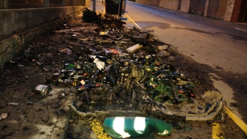 imatge dels contenidors cremats al carrer d'Enric Coris