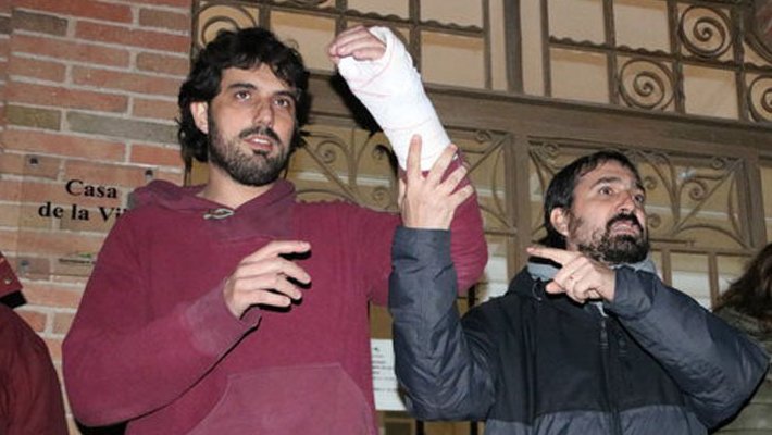 Ignasi Sabater, amb el braç embenat, sortint de comisaria