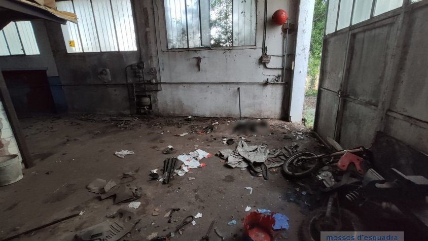 Imatge policial del taller on es va trobar el gos
