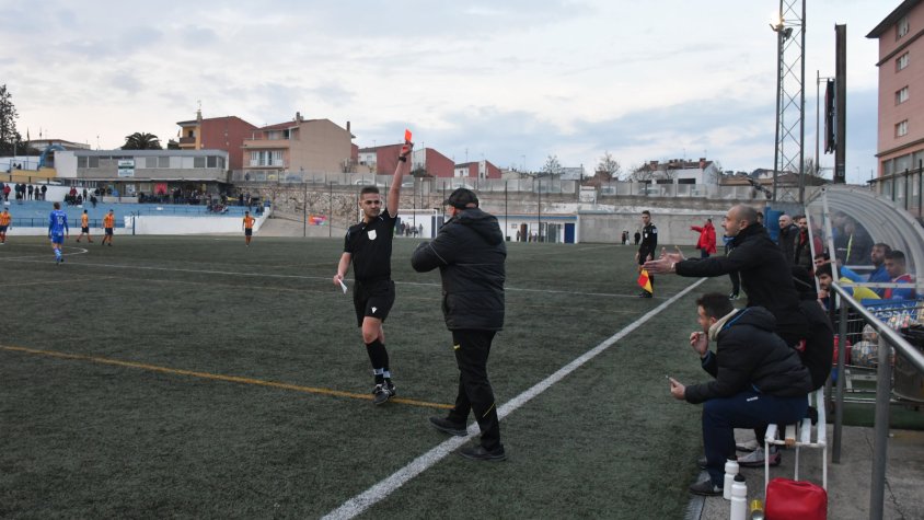 L'àrbitre ha expulsat l'entrenador del Cassà, que s'ha queixat del temps afegit