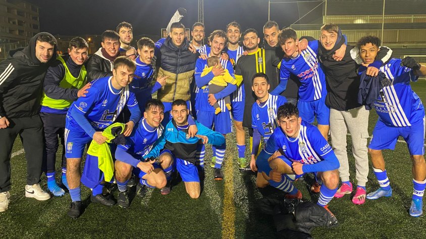 Alegria de l'equip de quarta catalana després de guanyar el Tordera