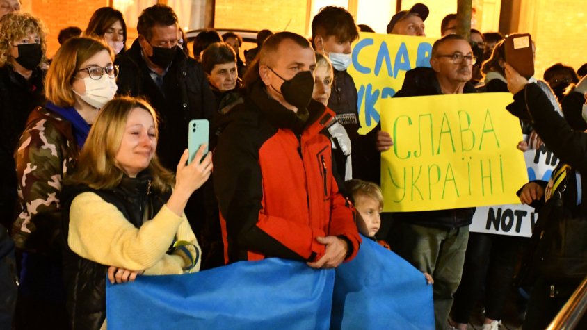 Diversos moments de l'acte que ha comptat amb la presència de representants de la comunitat ucraïnesa a Cassà
