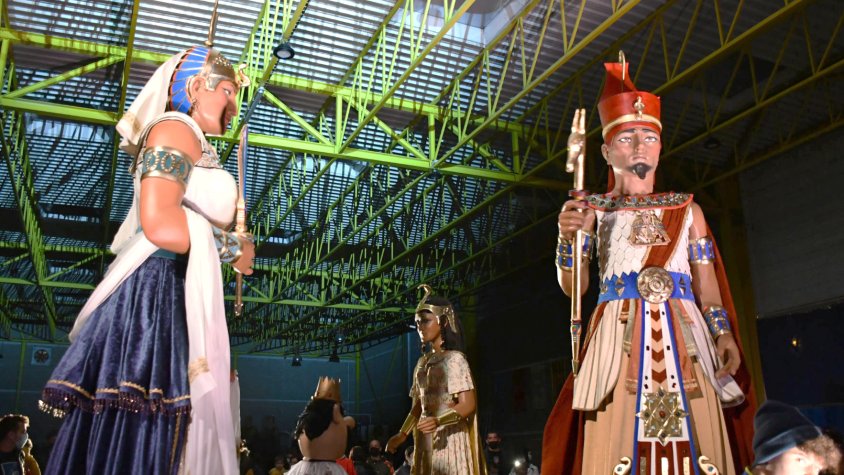 Les rèpliques dels gegants de Cassà  estrenen vestits i joies en una gran festa