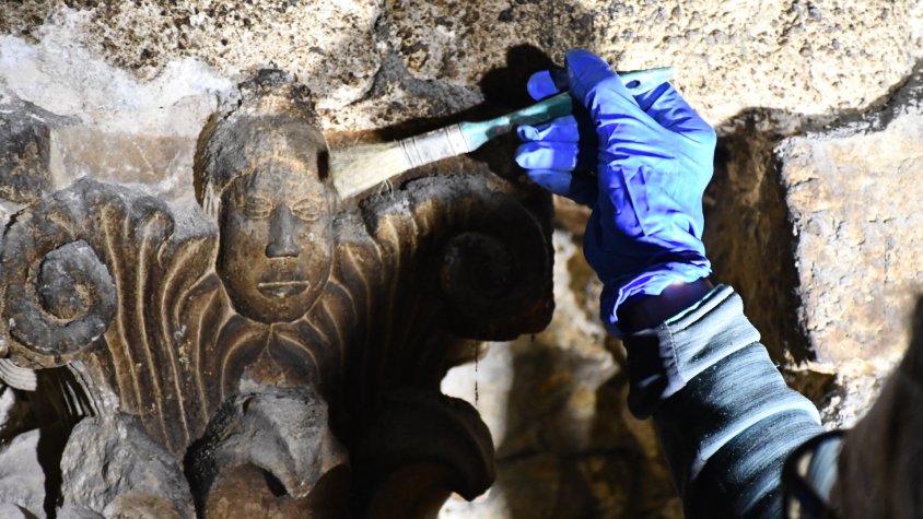 Comencen les tasques de recuperació de les pedres de l'antiga portalada romànica