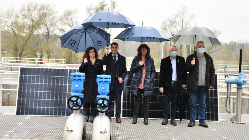 Autoritats presents a l'acte, davat les plaques fotovoltaiques que donaran energia a la planta