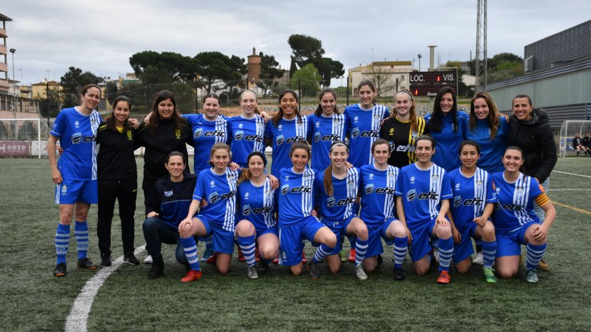 L'equip sènior femení, abans del seu triomf sobre el Santa Perpètua