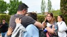 Una setantena de pares i mares es concentren contra el bullying a la porta de l'Institut