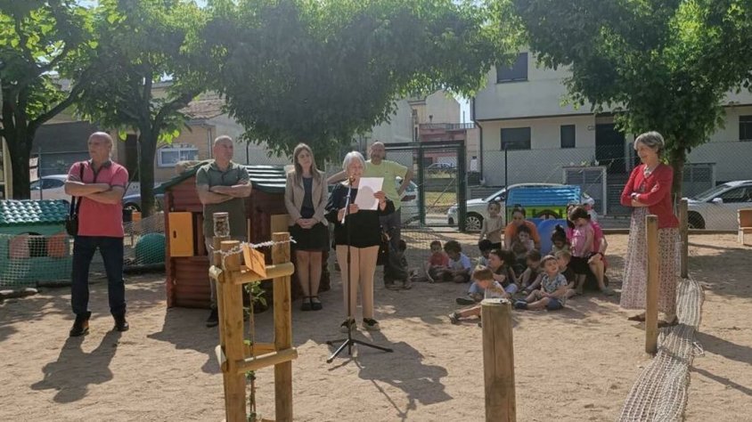 Els Amics de la UNESCO planten l'arbre de la pau a la llar d'infants