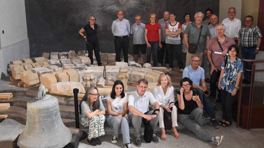 Membres del Grec i diferents especialistes davant le spedres recuperades del campanar