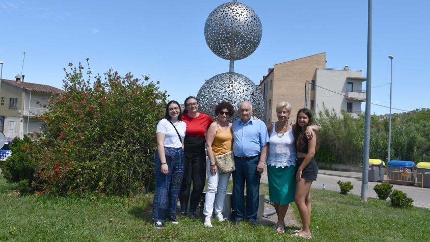 Diversos membres de la família de Jaume Roser, davant l'escultura