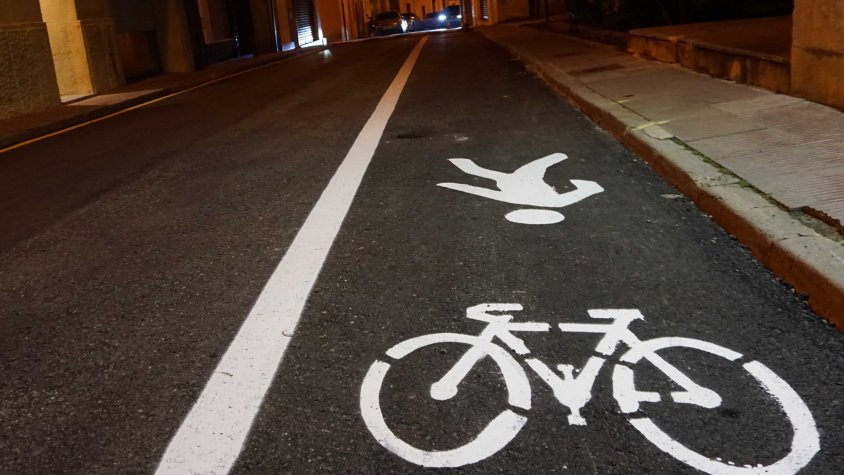 El carrili bici que s'ha senyalitzat al carrer del Raval