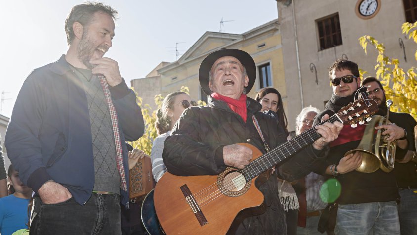 Carles Belda i Lo Barber, actuant a la plaça de la Coma de Cassà durant el festival Càntut