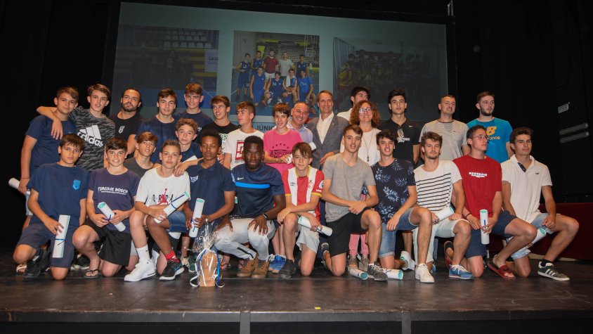Grup de guardonats en una anterior edició de la diada Cassà destapa l'esport