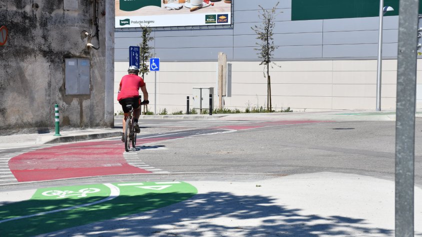 Una bicicleta circulant per la rotonda en el sentit que es considera perillós