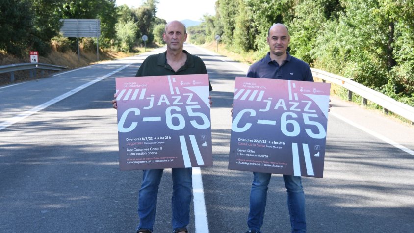 Els regidors de cultura de Llagostera i Cassà, amb el cartell del festival que avui arriba a Cassà