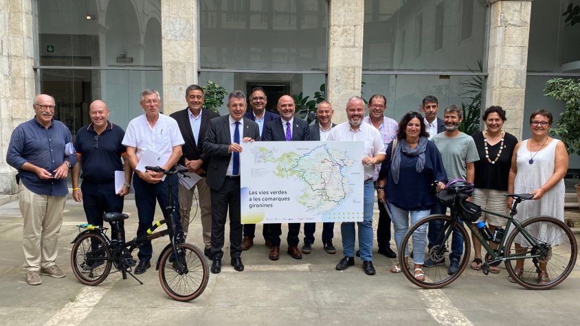 D'esquerra a dreta, en la foto de grup: Martí Sels, director de les obres; Albert Ros, regidor de Mobilitat de Calonge i Sant Antoni; Lluís Freixas, alcalde de Campllong; Josep Maria Vidal, alcalde de Llambilles; Miquel Noguer, president de la Diputació d