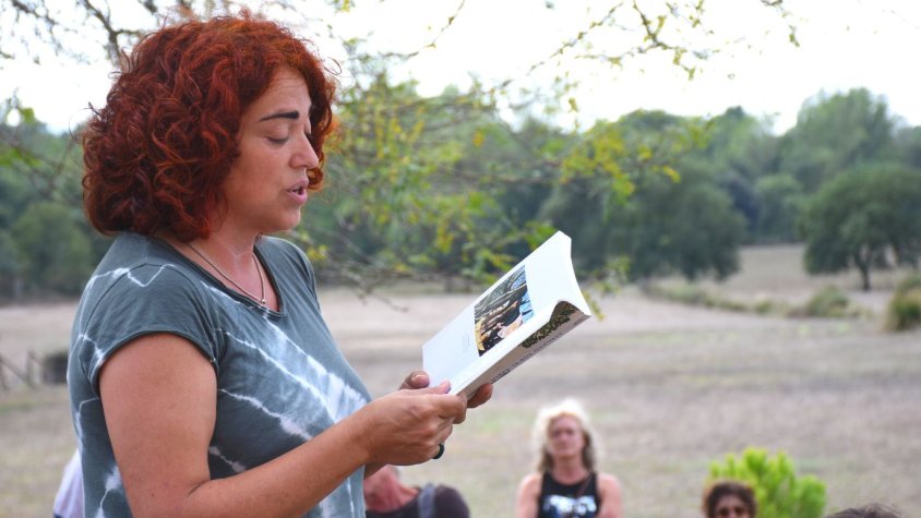 Els artistes que exposen a Can Vilallonga, comentant les seves obres