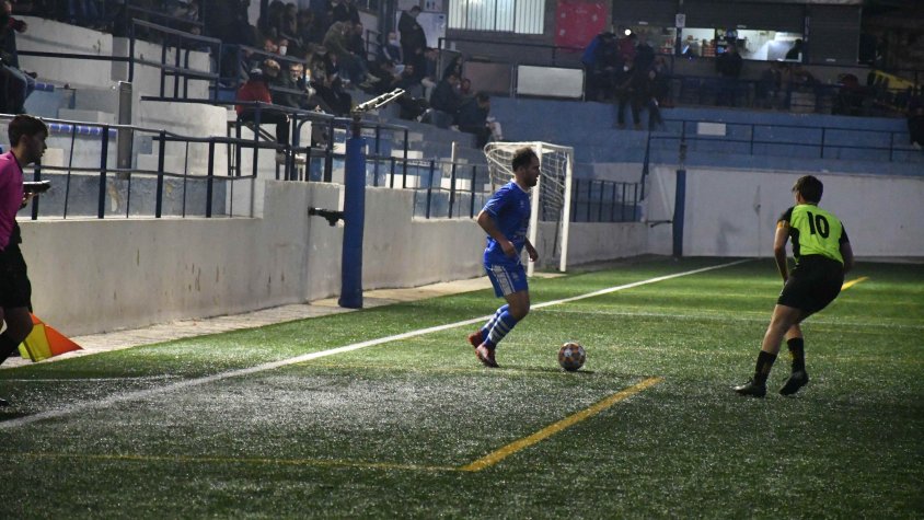 La irregularitat en els nivells d'enllumenat del camp és un dels defectes de l'actuació inicial