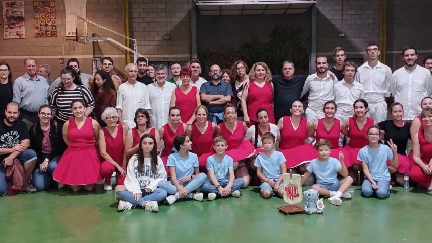 Foto de grup de les colles de Cassà amb els familiars d’en Joan Lleal.