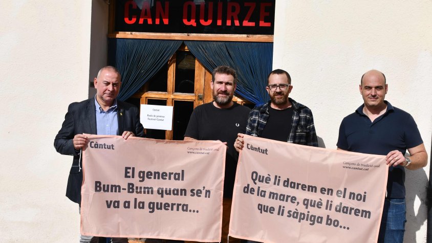 L'alcalde de Cassà, Robert Mundet, i el regidor de cultura, Joan Casabó, amb els organitzadors del Càntut, Albert Massip i Francec Viladiu, amb uns domassos difussors del festival d'enguany.