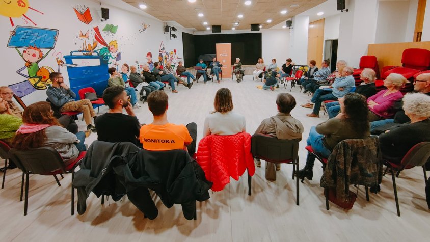Una imatge de la trobada de Fem Cassà per parlar de veïnats i Gavarres