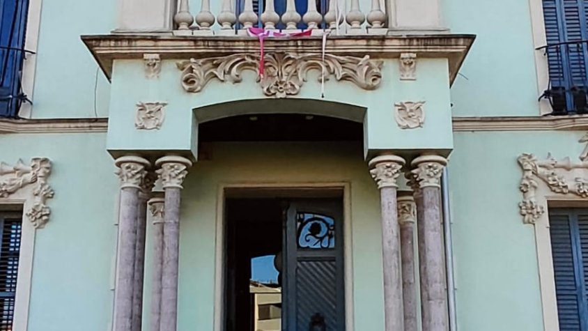 S'enduen les pancartes penjades a la façana de Can Nadal